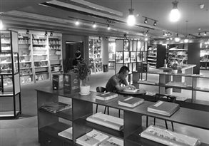 读者正在书店内安静地阅读。河南省新华书店发行集团 供图